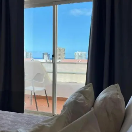 Vista Al Mar Y Piscina En מלון דירות