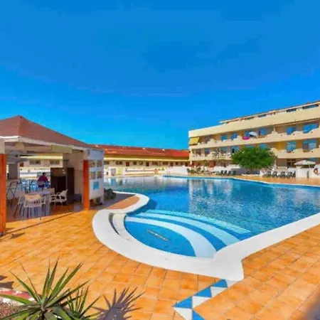 Vista Al Mar Y Piscina En Aparthotel